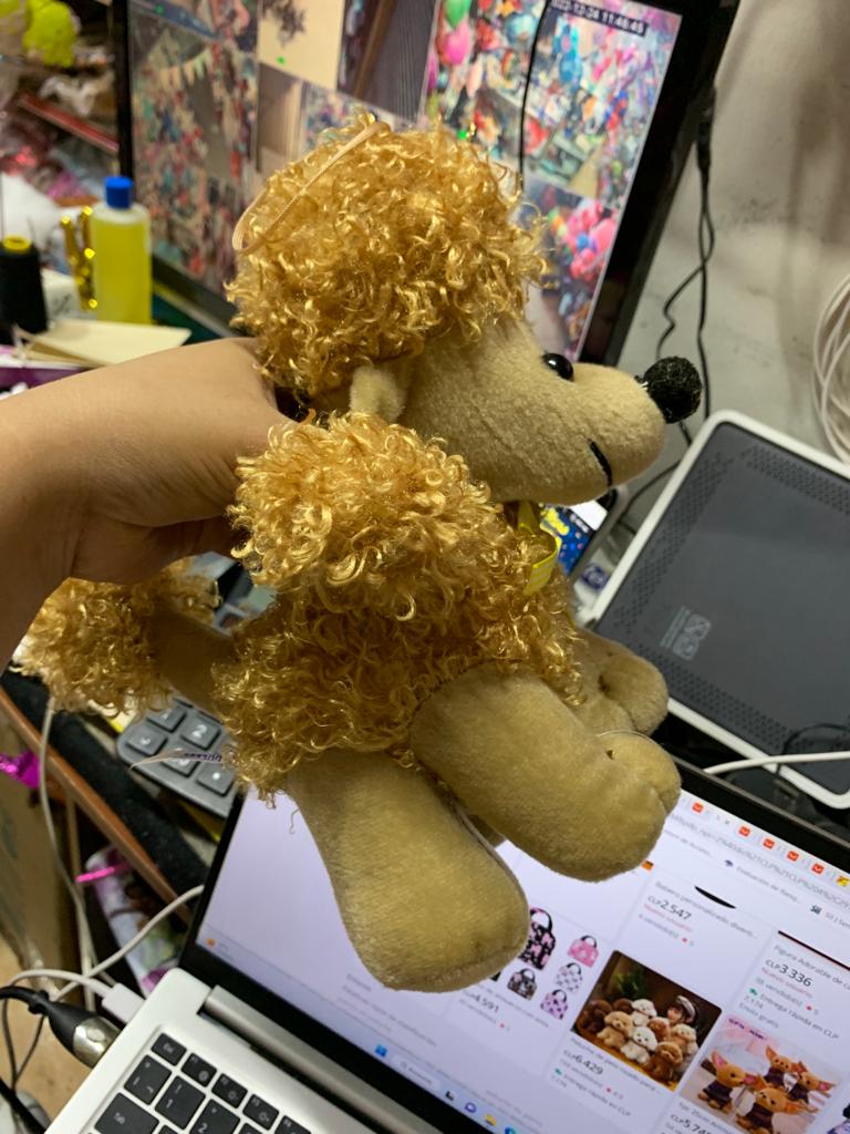 Peluche de perro poodle de 20 cms