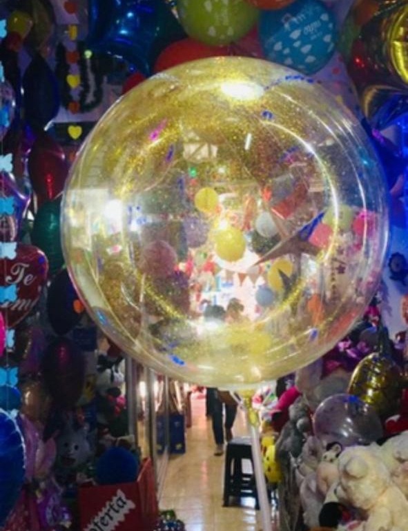 Globo transparente con confeti dorado