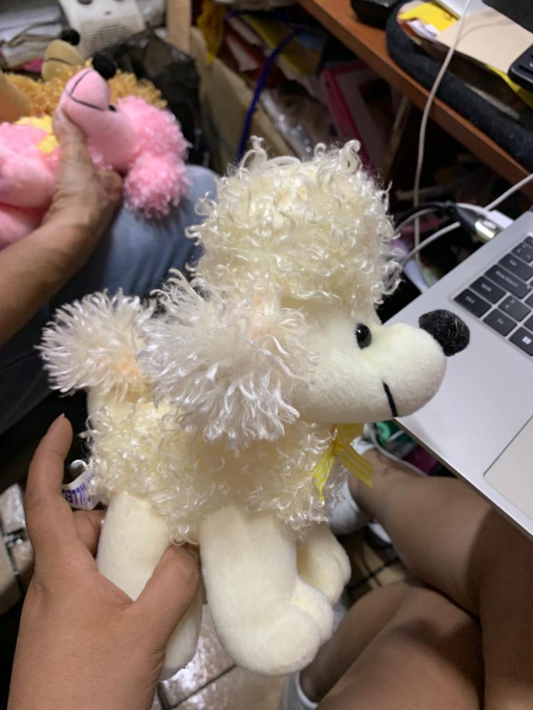 Peluche de perro poodle de 20 cms