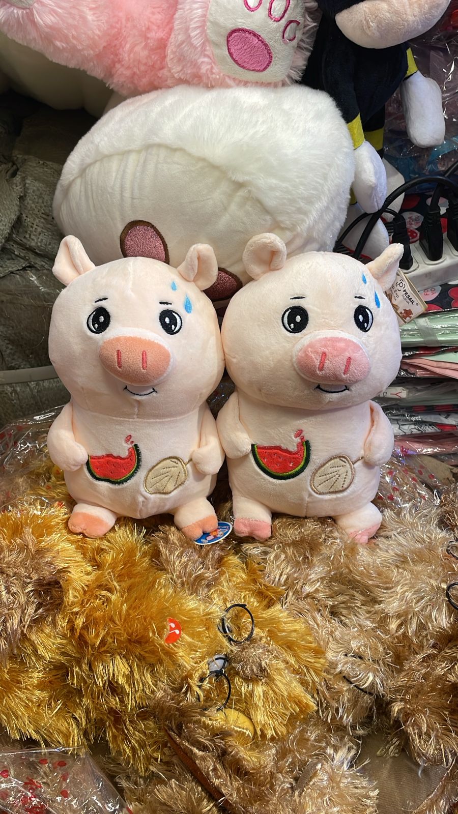 Peluche cerdito con sandía de 25 cms