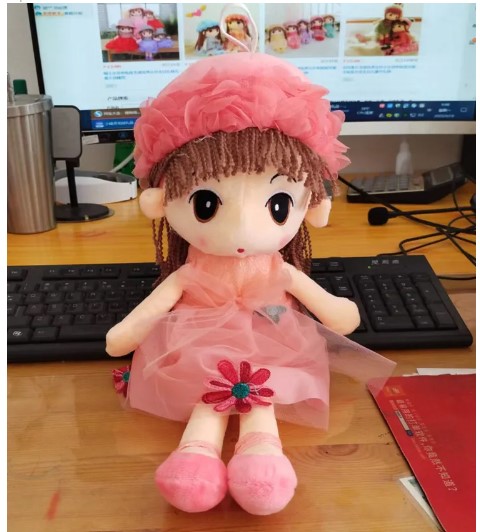 Muñeca de peluche con vestido de colores 30 cms