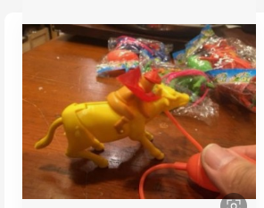 Mini Juguete de buey torito con jinete y lanzador