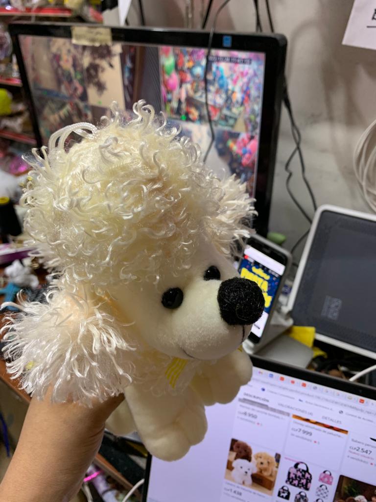 Peluche de perro poodle de 20 cms