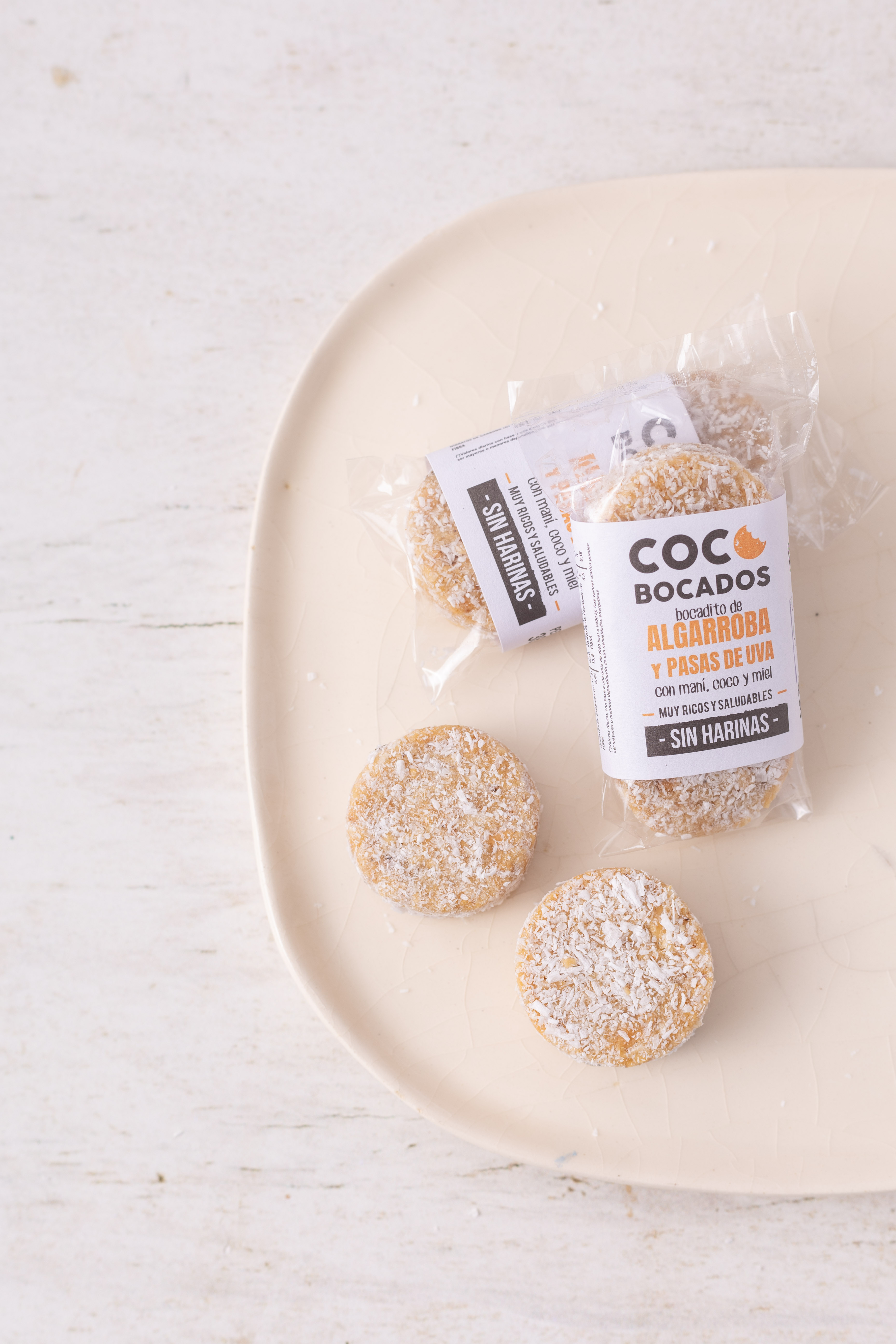 COCO BOCADOS DE ALGARROBA Y PASAS DE UVA