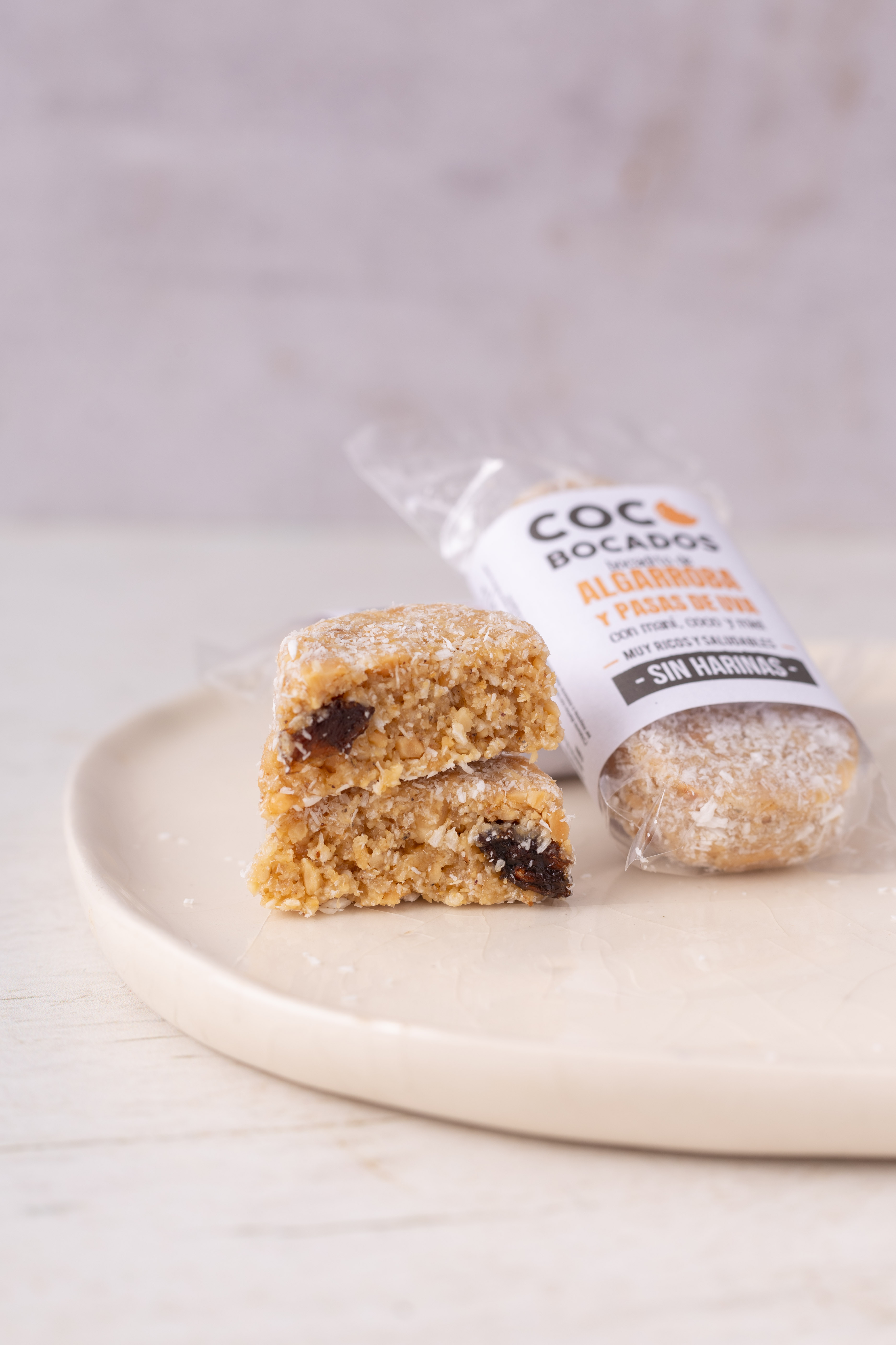 COCO BOCADOS DE ALGARROBA Y PASAS DE UVA