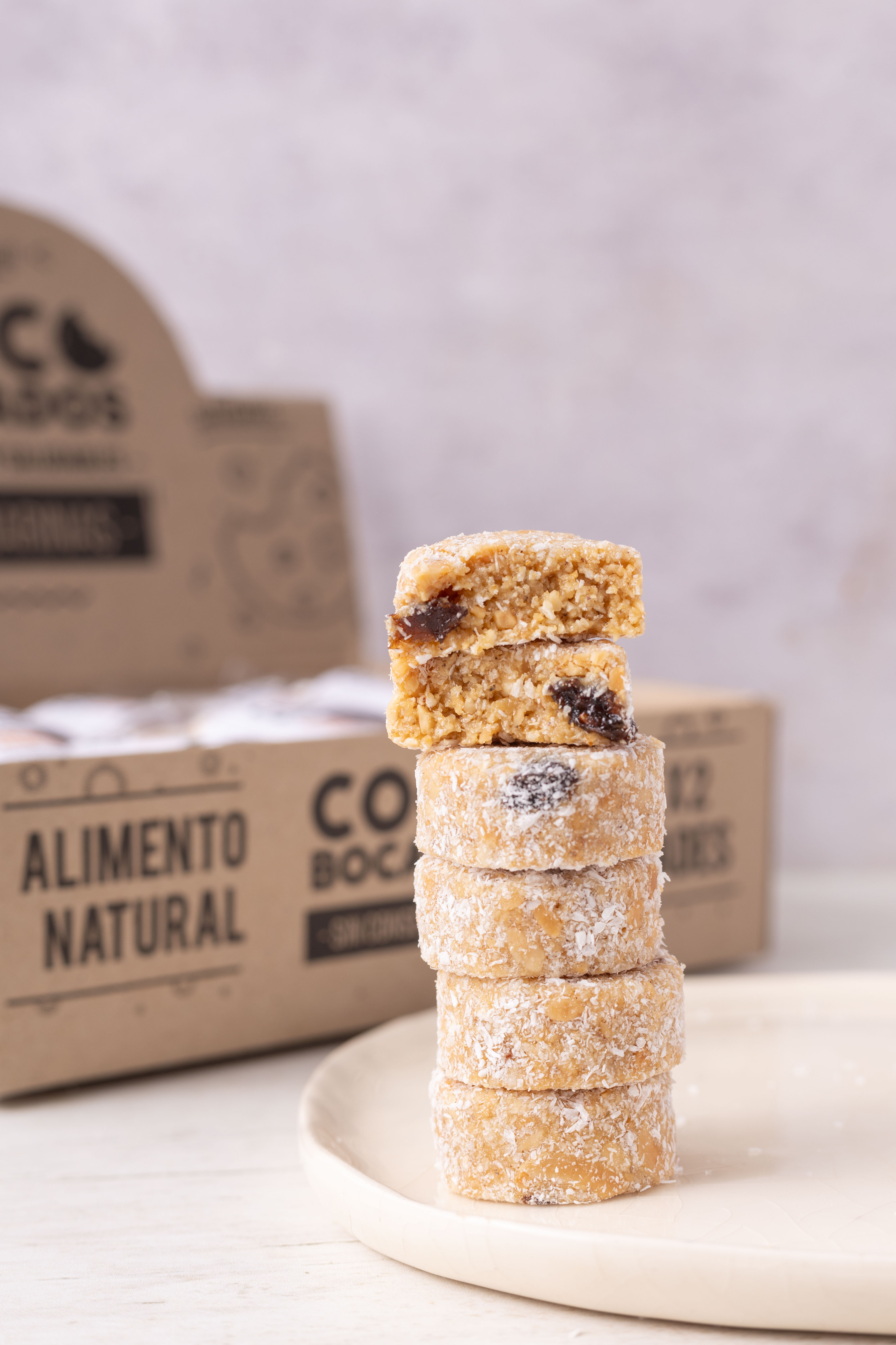 COCO BOCADOS DE ALGARROBA Y PASAS DE UVA