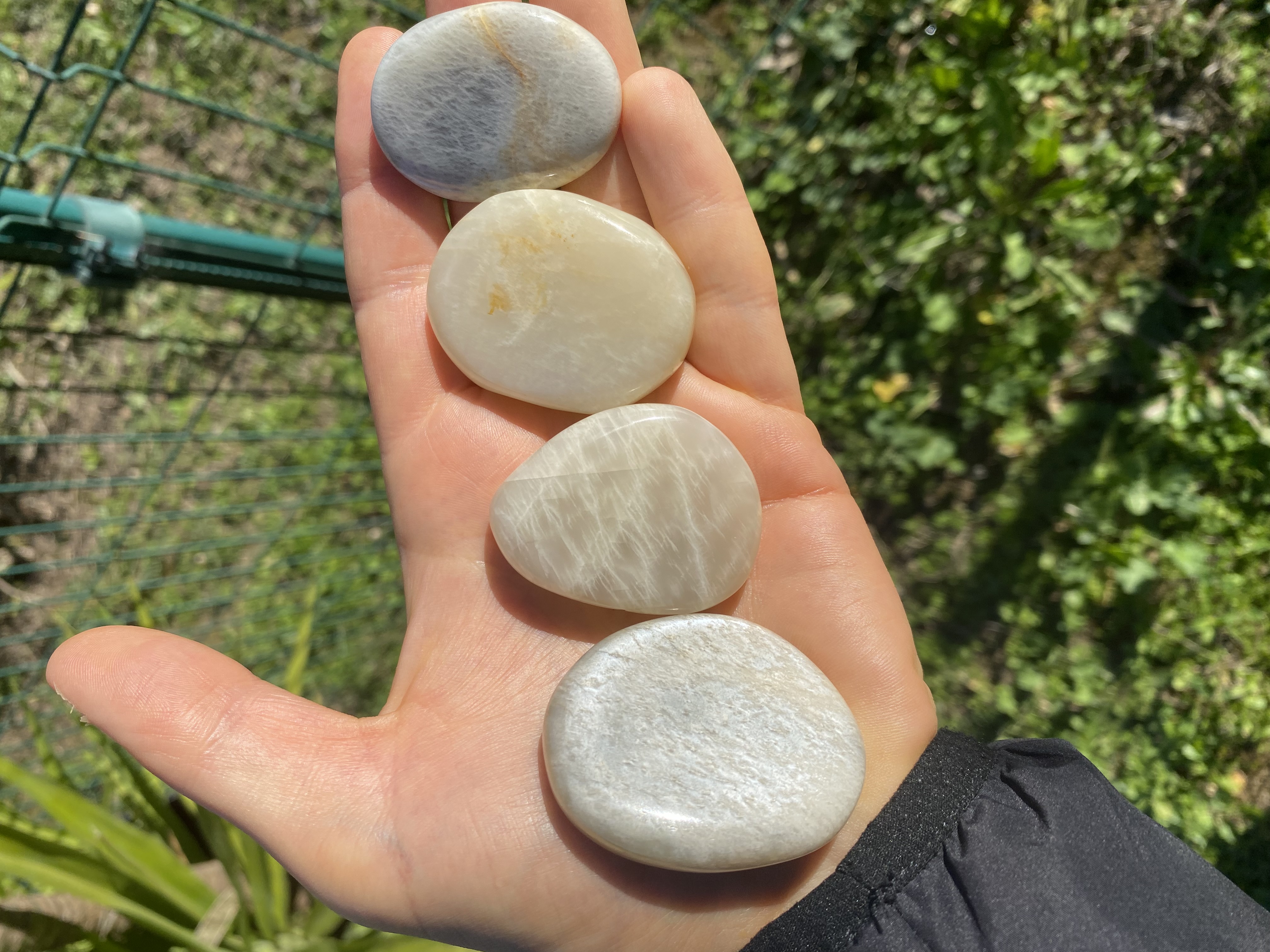 Galet plat en pierre de lune