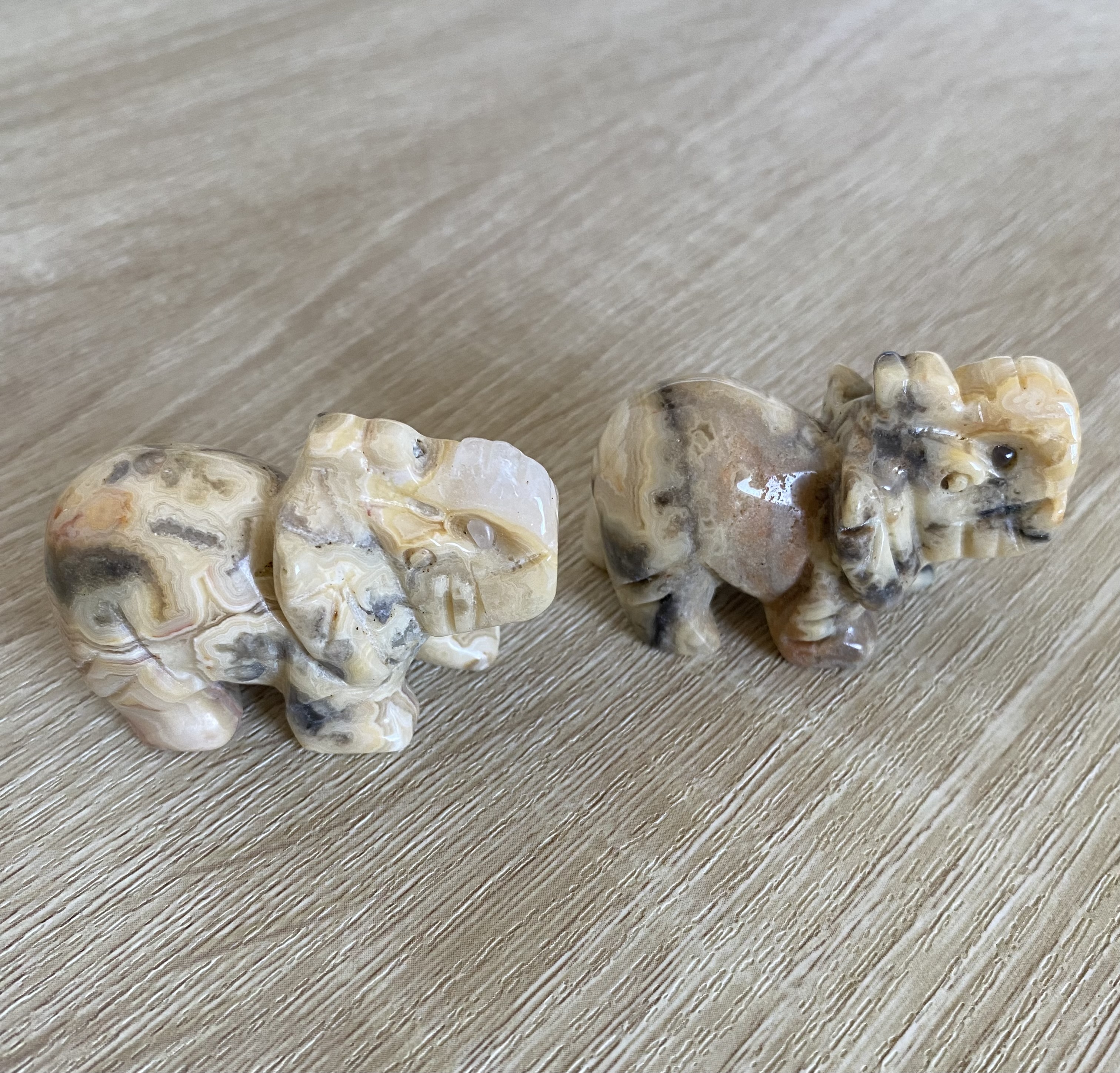 Figurines éléphants en agate crazy ice