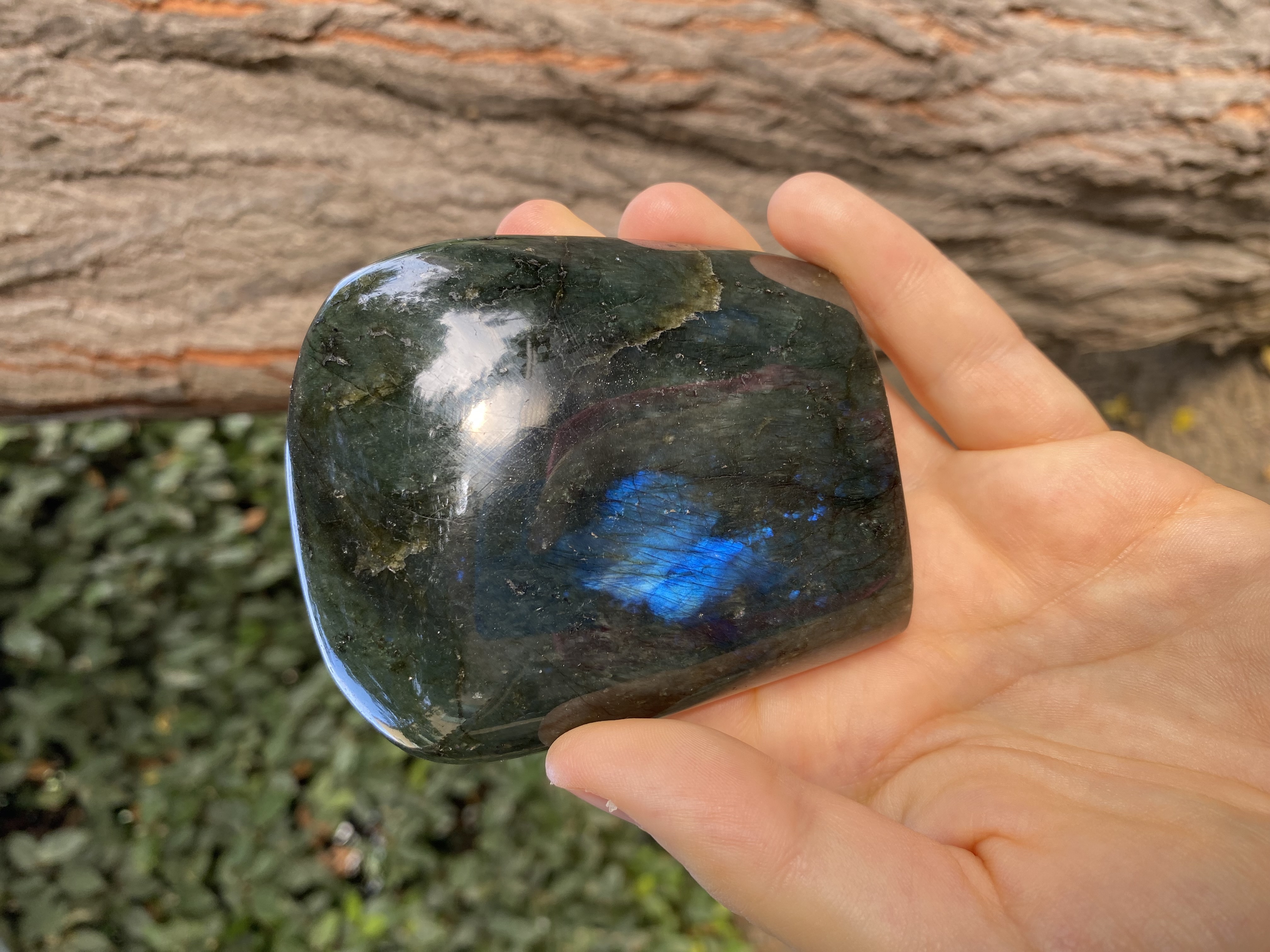 Pierre en labradorite polie