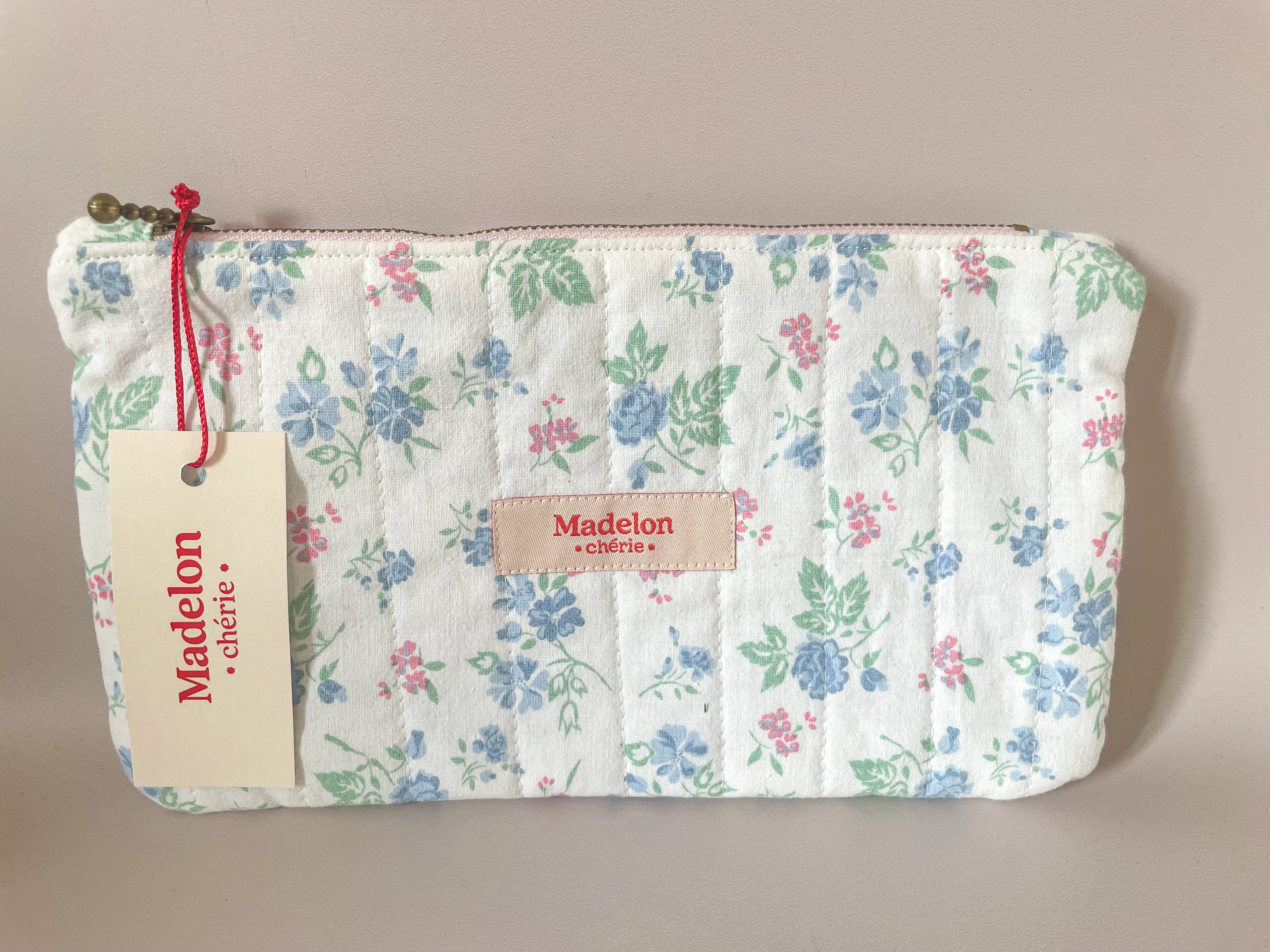 Pochette blanche fleurie 