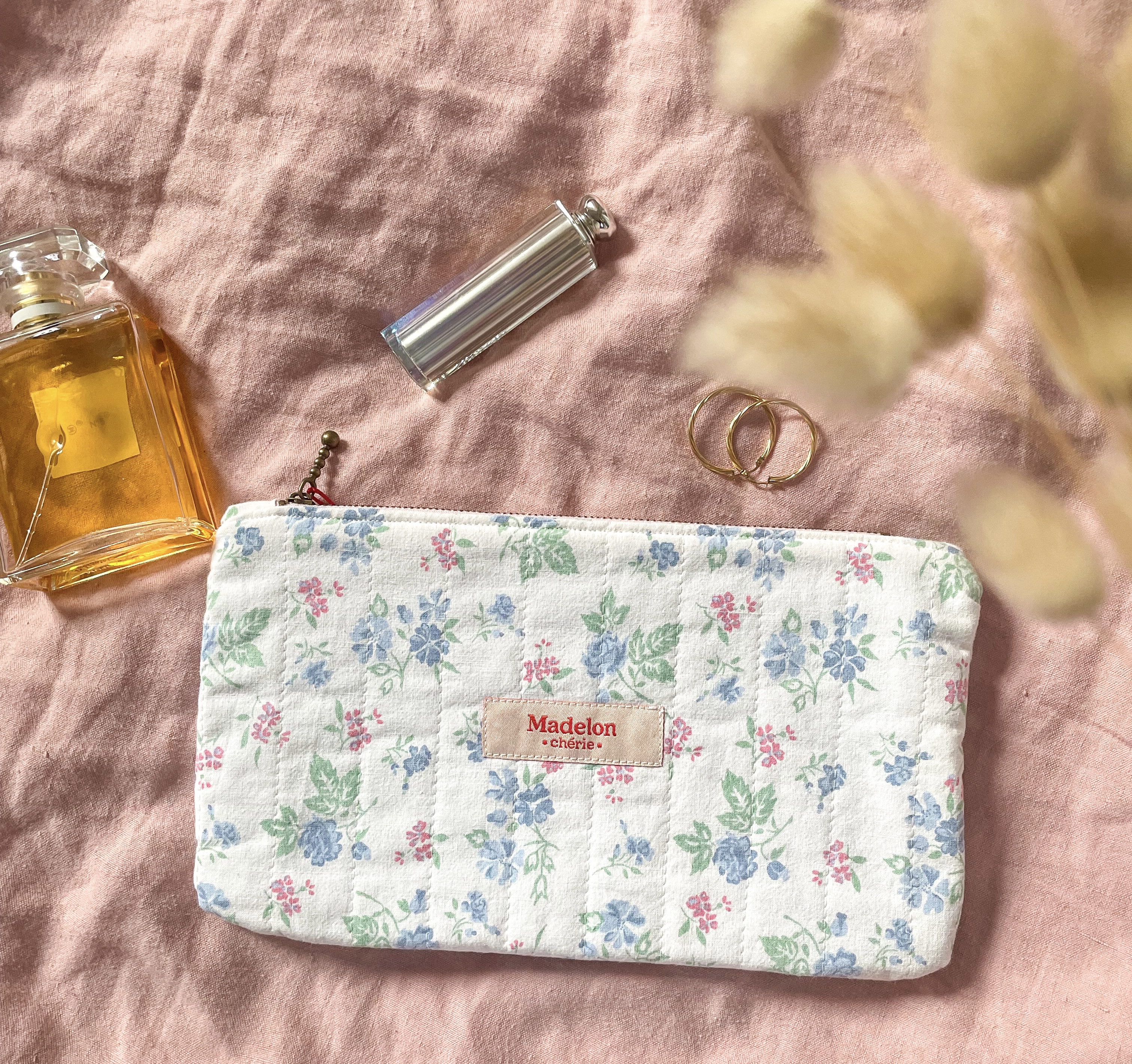 Pochette blanche fleurie 