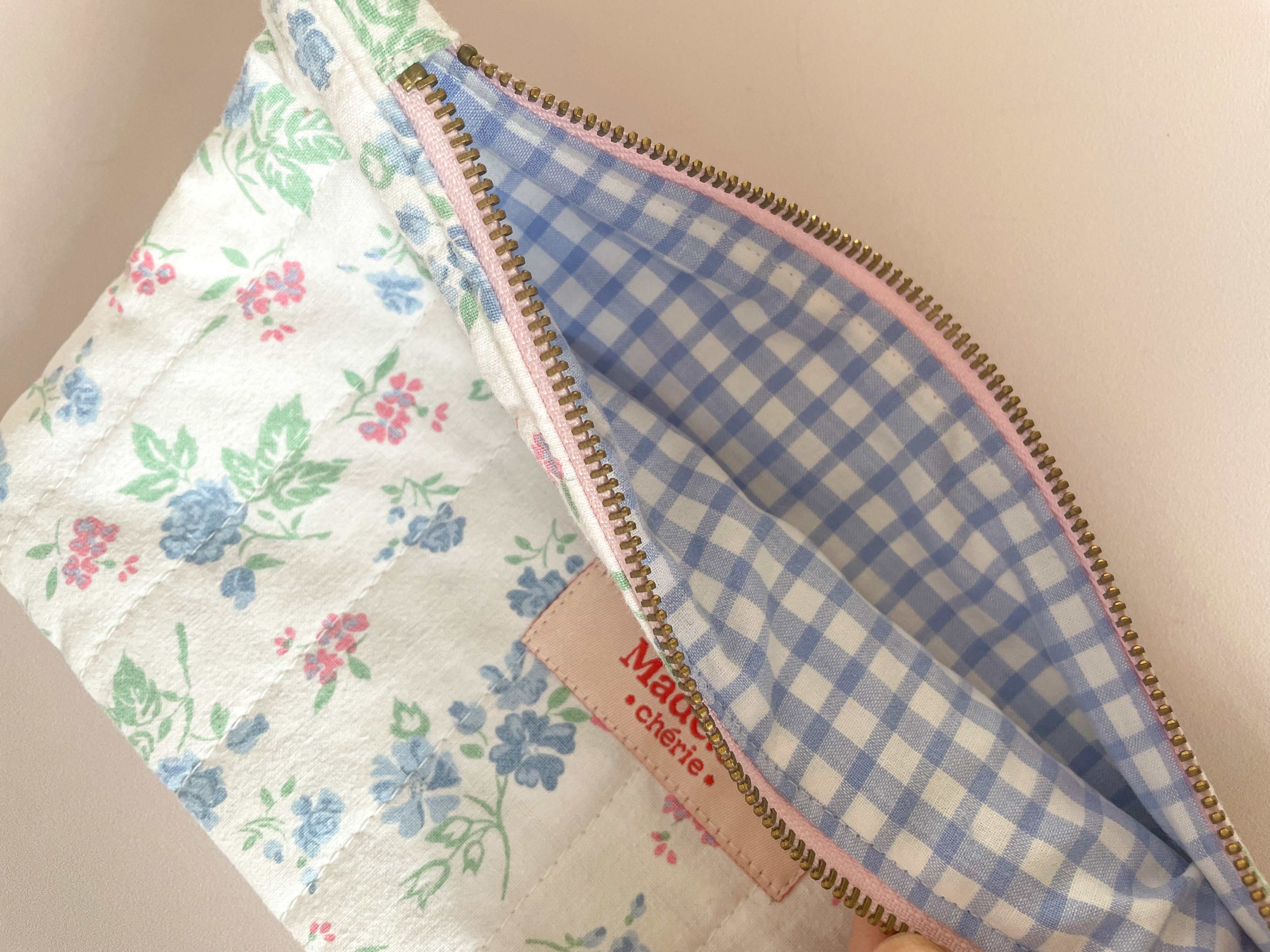 Pochette blanche fleurie 