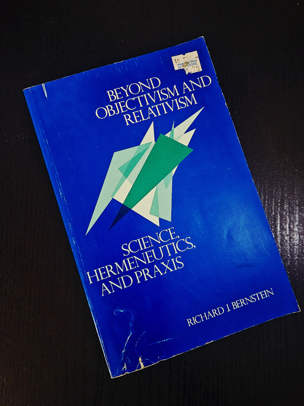 Más allá del objetivismo y el relativismo