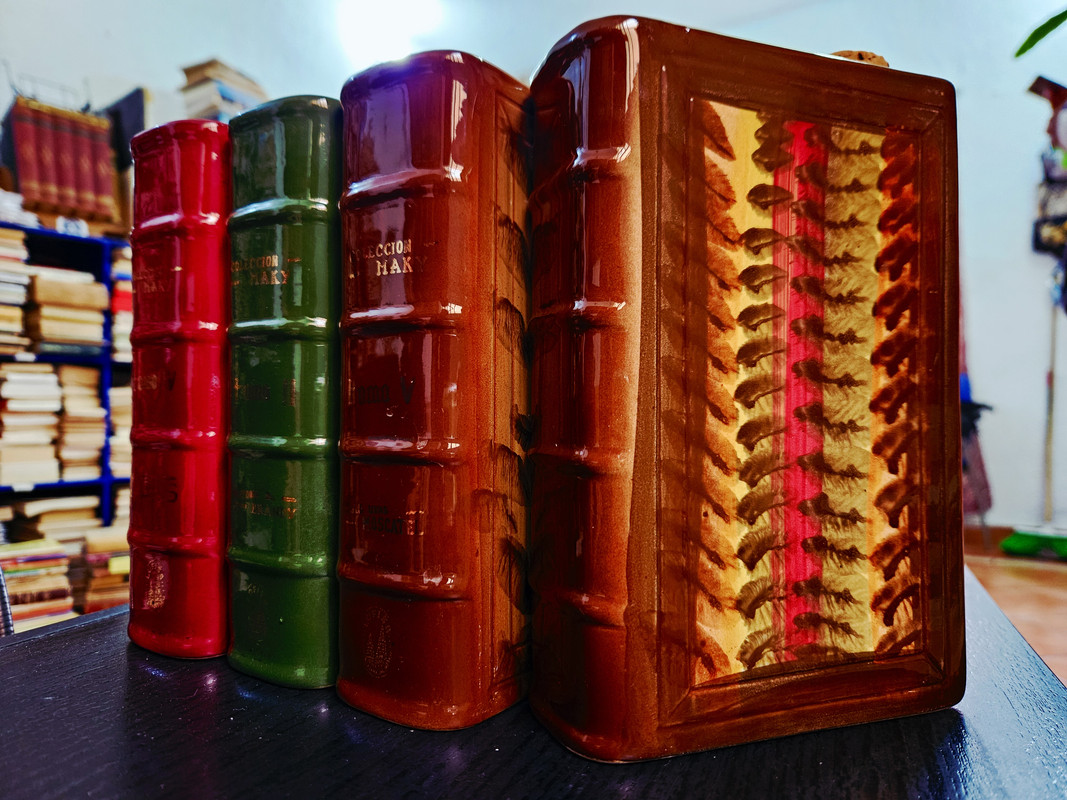 LICORERAS EN FORMA DE LIBRO