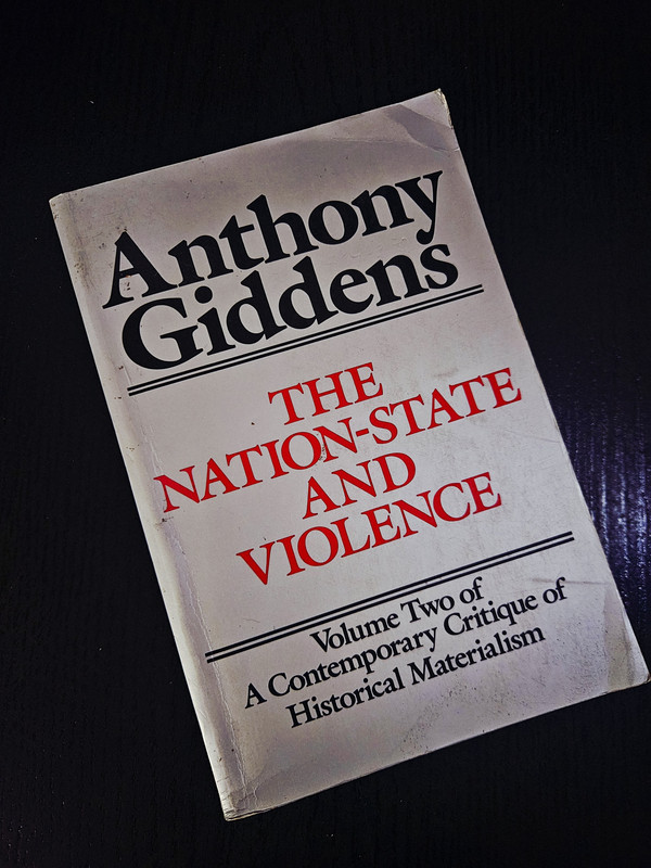 The Nation-State and Violence de Anthony Giddens