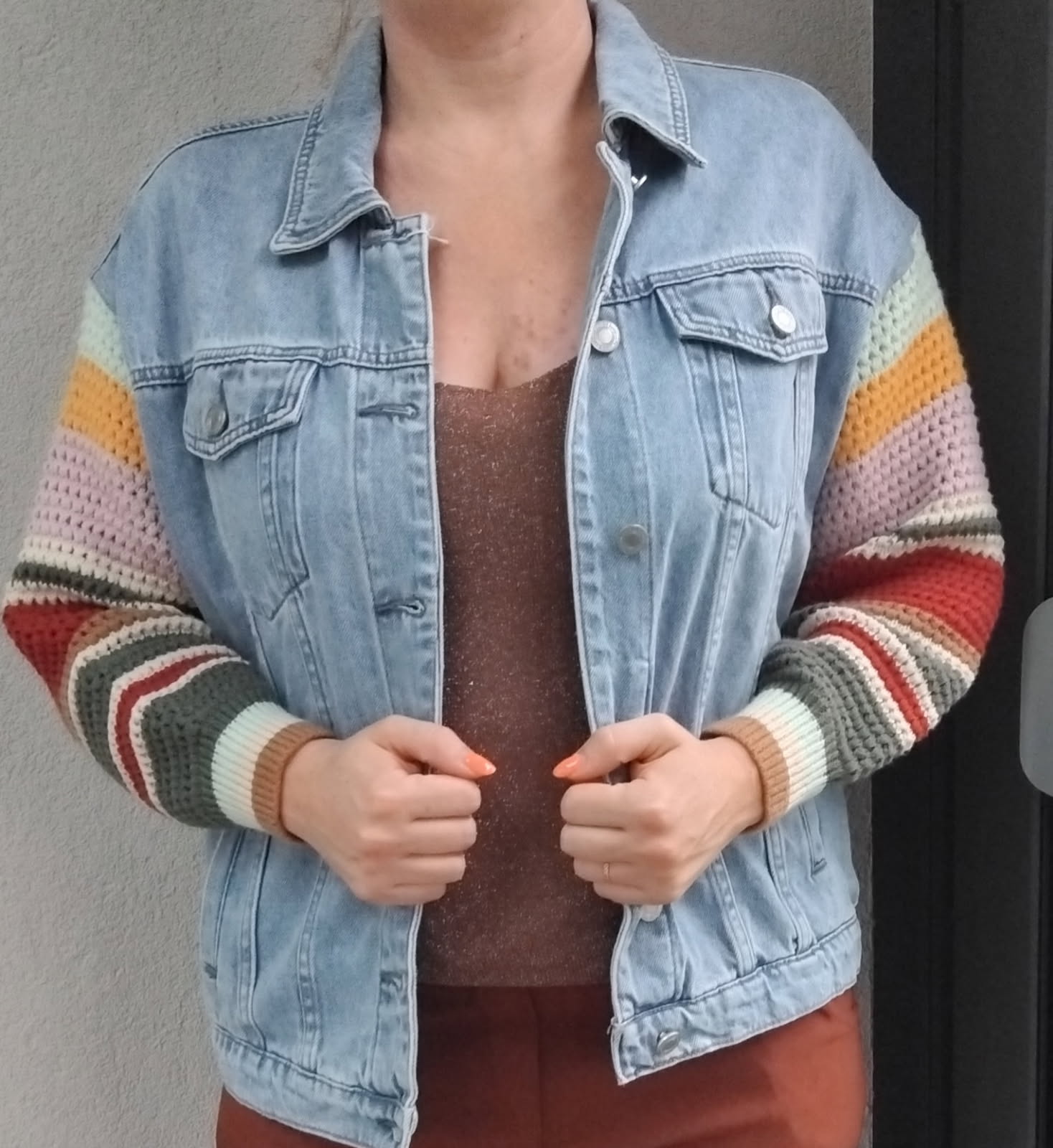 Veste en jean à manches colorées