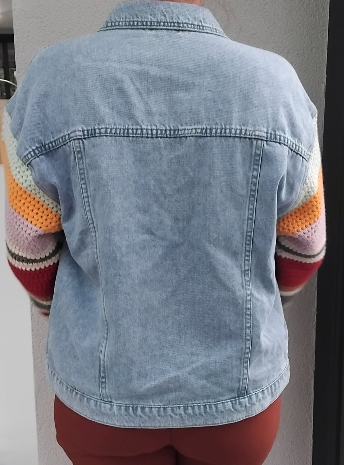 Veste en jean à manches colorées