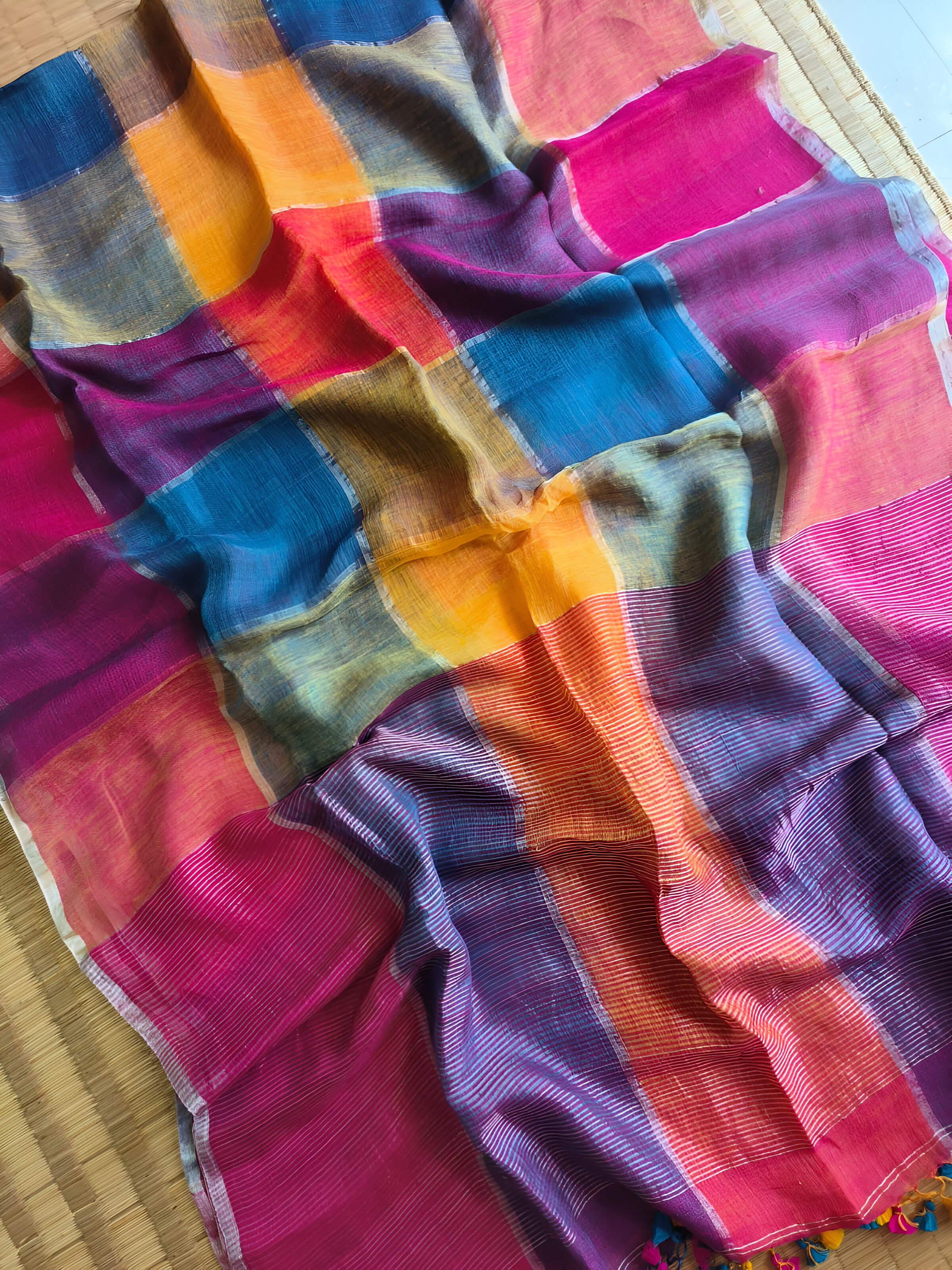 🌸 Exclusive Handloom Lilen Chek Saree! 🌸
