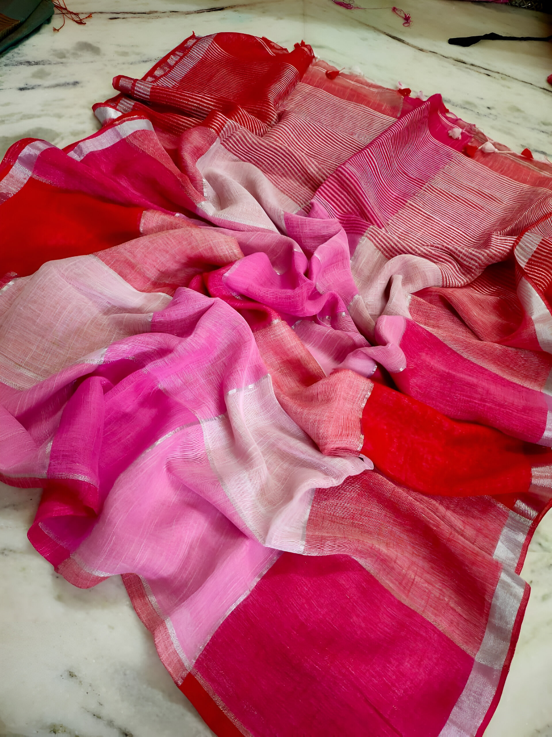 🌸 Exclusive Handloom Lilen Chek Saree! 🌸