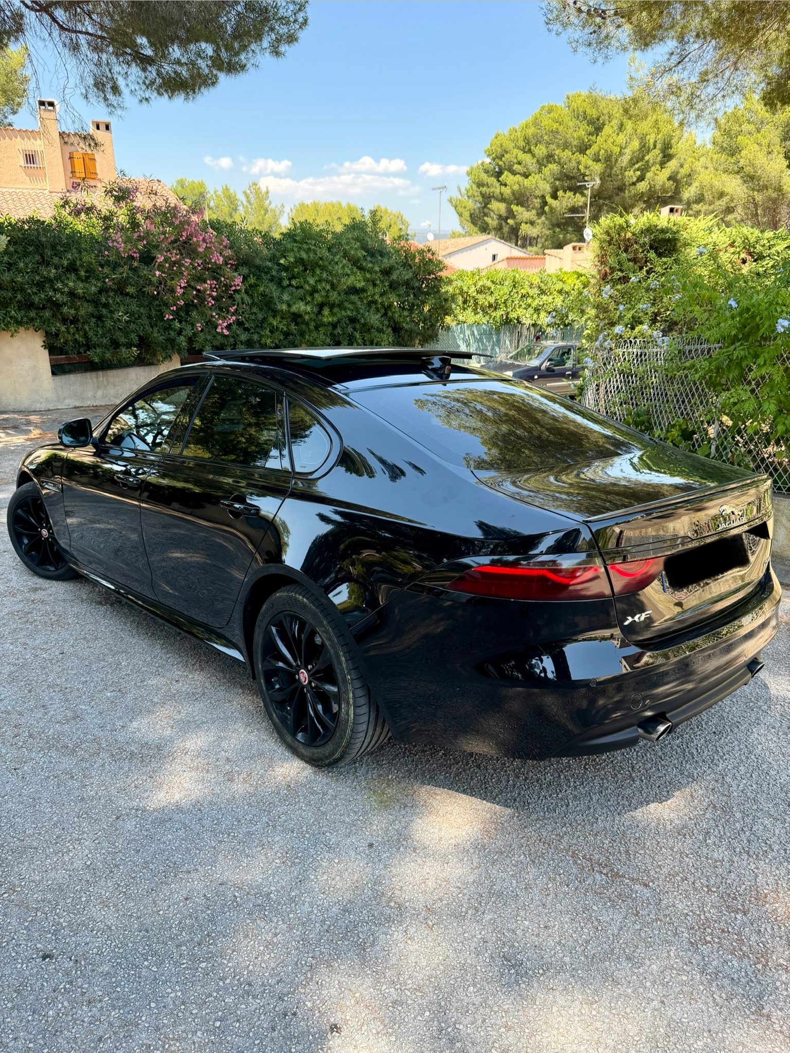 Jaguar XF X260 2.0D 240 CH AWD – BVA8 – Full Black