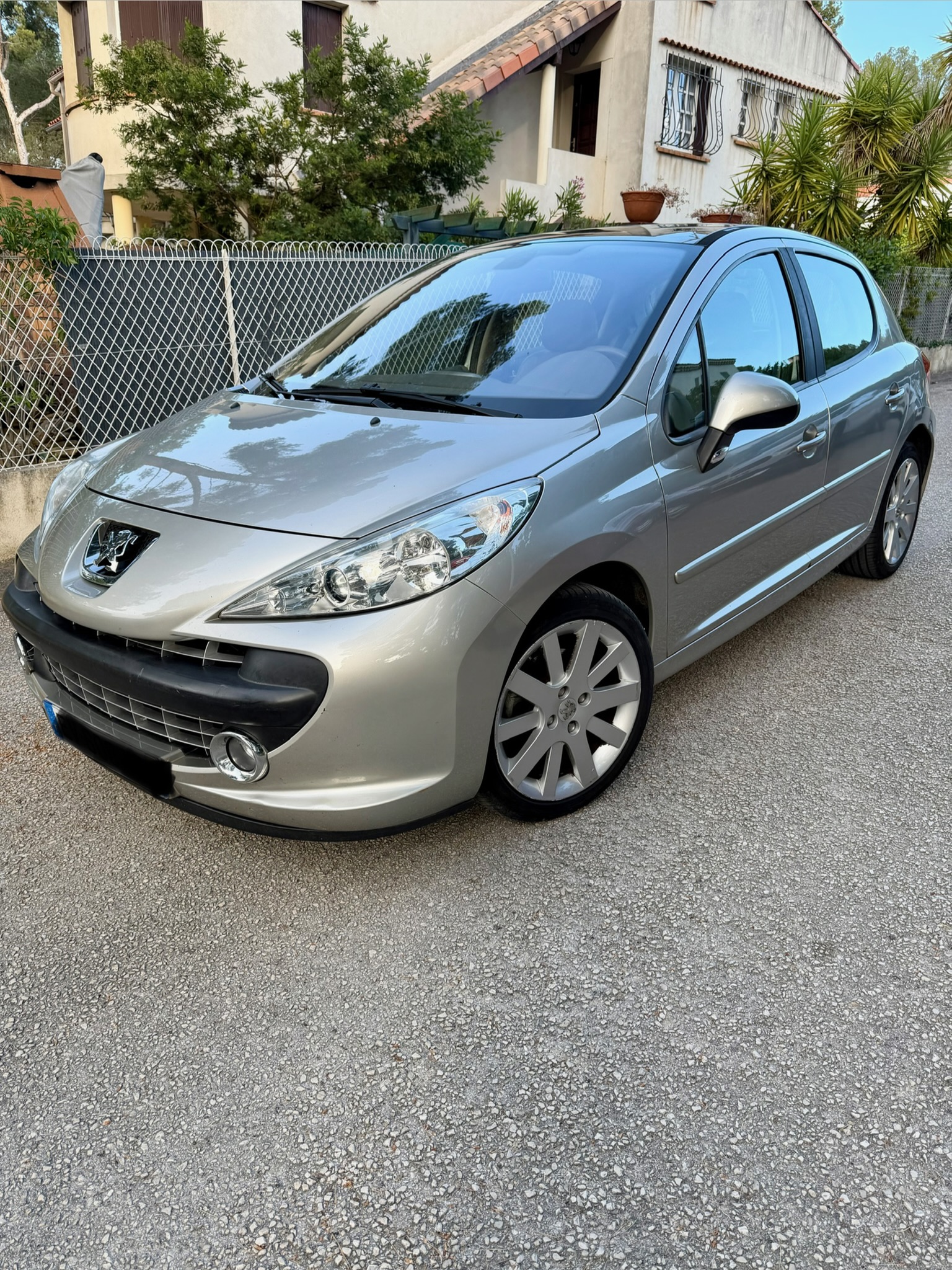 Peugeot 207 1.6i 120 CH – Boîte automatique – Féline