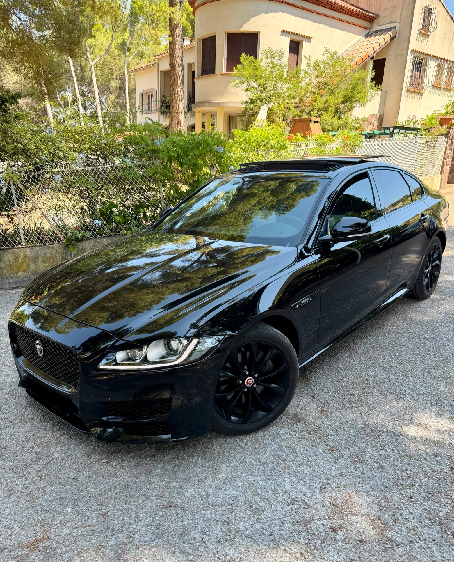 Jaguar XF X260 2.0D 240 CH AWD – BVA8 – Full Black