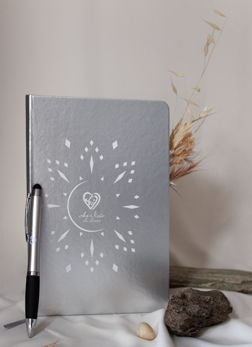Carnet argenté Al Hadid et son stylo lumineux