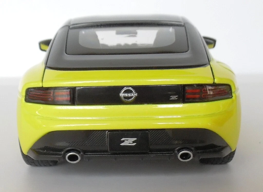 Yellow 2023 Nissan Z Diecast Car 1/24 Maisto Pre-Owned