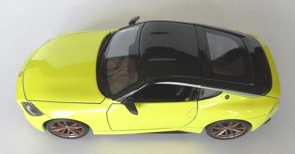 Yellow 2023 Nissan Z Diecast Car 1/24 Maisto Pre-Owned