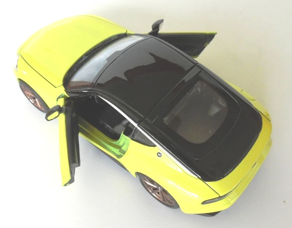 Yellow 2023 Nissan Z Diecast Car 1/24 Maisto Pre-Owned