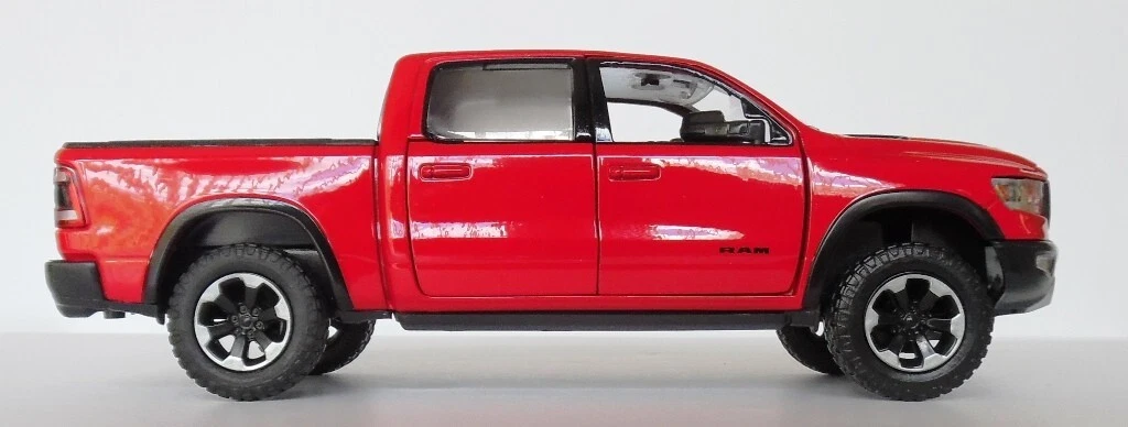 Red Diecast 2019 Dodge Ram 1500 Crew Cab Pickup Truck 1/27 Showcasts New