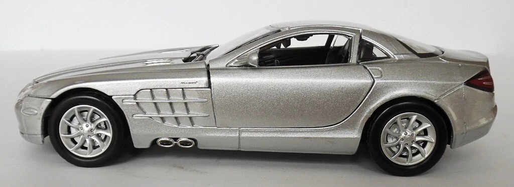 Mercedes-Benz SLR McLaren Diecast Car 1/24 Motor Max Pre-Owned Flaw