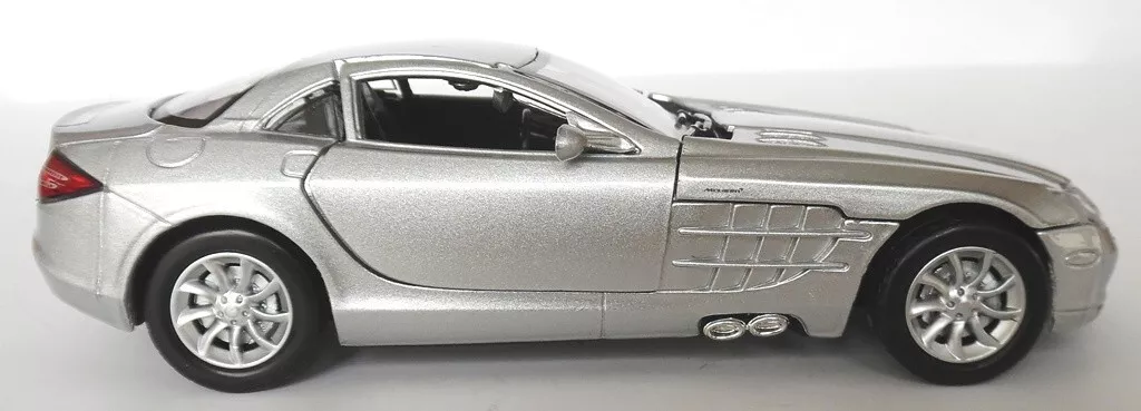 Mercedes-Benz SLR McLaren Diecast Car 1/24 Motor Max Pre-Owned Flaw