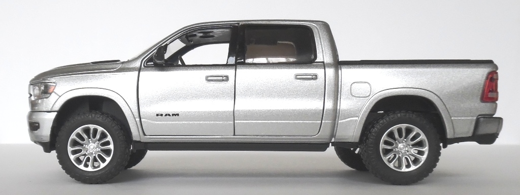 Silver 2019 Dodge Ram 1500 Crew Cab Pickup Truck Motor Max 1/27 New