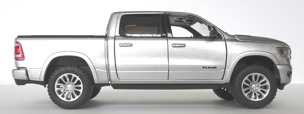 Silver 2019 Dodge Ram 1500 Crew Cab Pickup Truck Motor Max 1/27 New