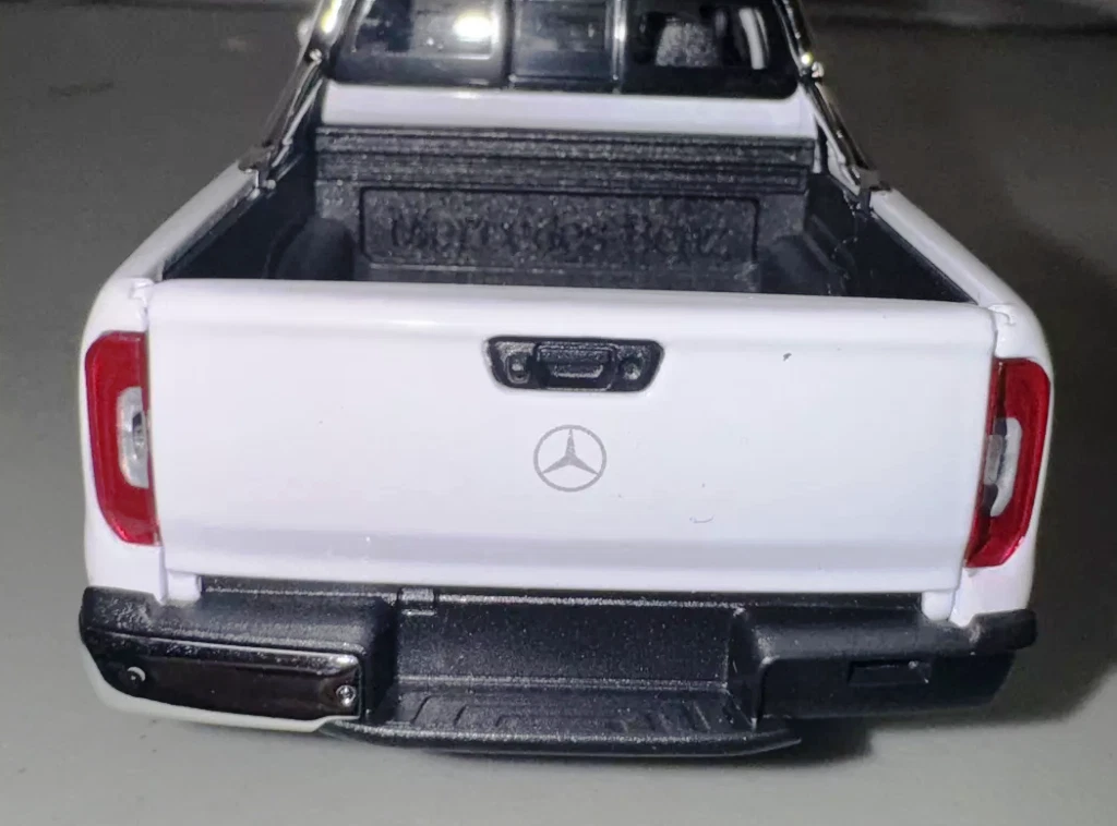 White Mercedes-Benz X-Class Diecast Truck 1/24 Welly New
