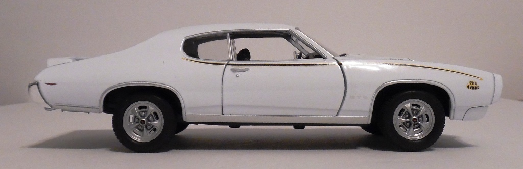 Diecast 1969 White Pontiac GTO 1/24 Welly New