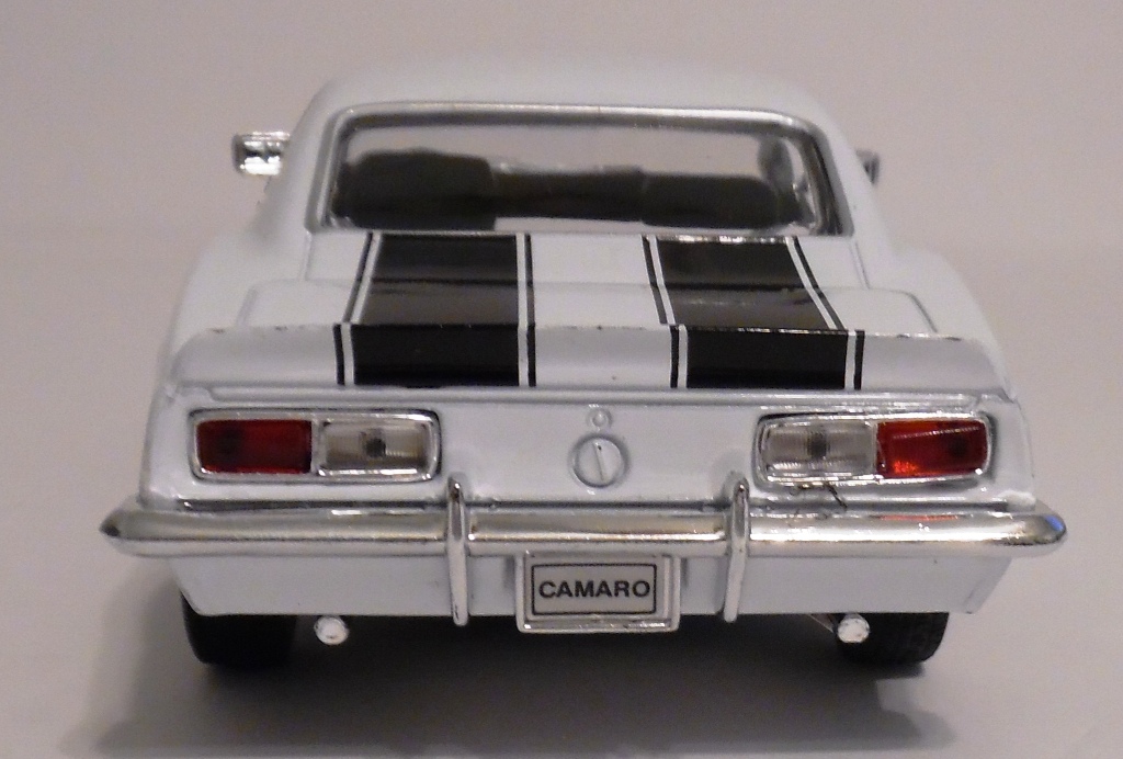 Diecast White 1968 Chevy Camaro Z28 Welly 1/24 New