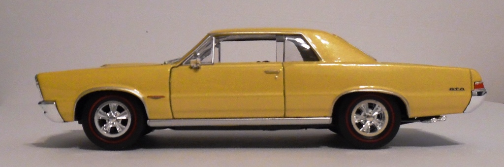 Diecast Gold 1965 Pontiac GTO 1/24 Welly New