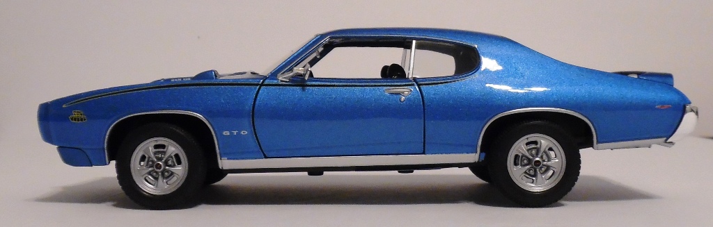 Diecast Blue 1969 Pontiac GTO 1/24 Welly New