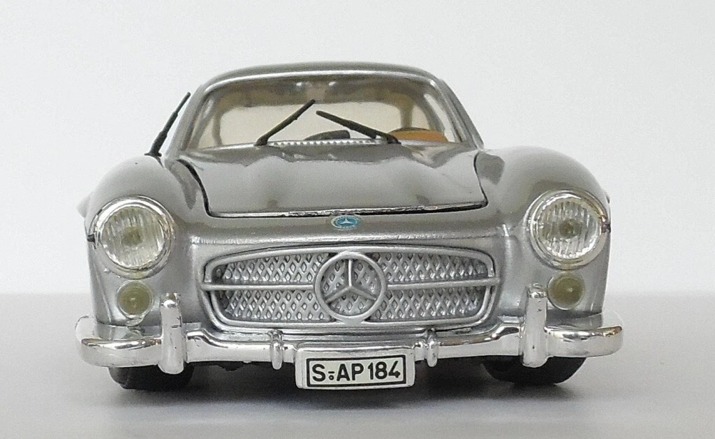 Silver Revell Mercedes 300 SL 1/24 Diecast Car Pre-Owned