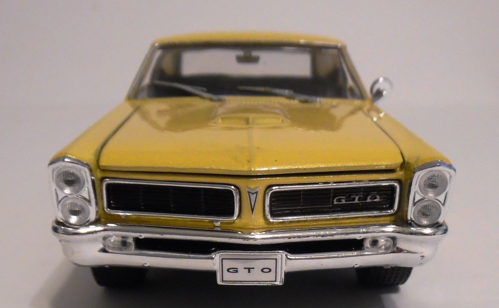Diecast Gold 1965 Pontiac GTO 1/24 Welly New