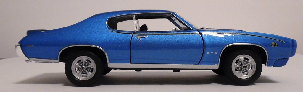 Diecast Blue 1969 Pontiac GTO 1/24 Welly New