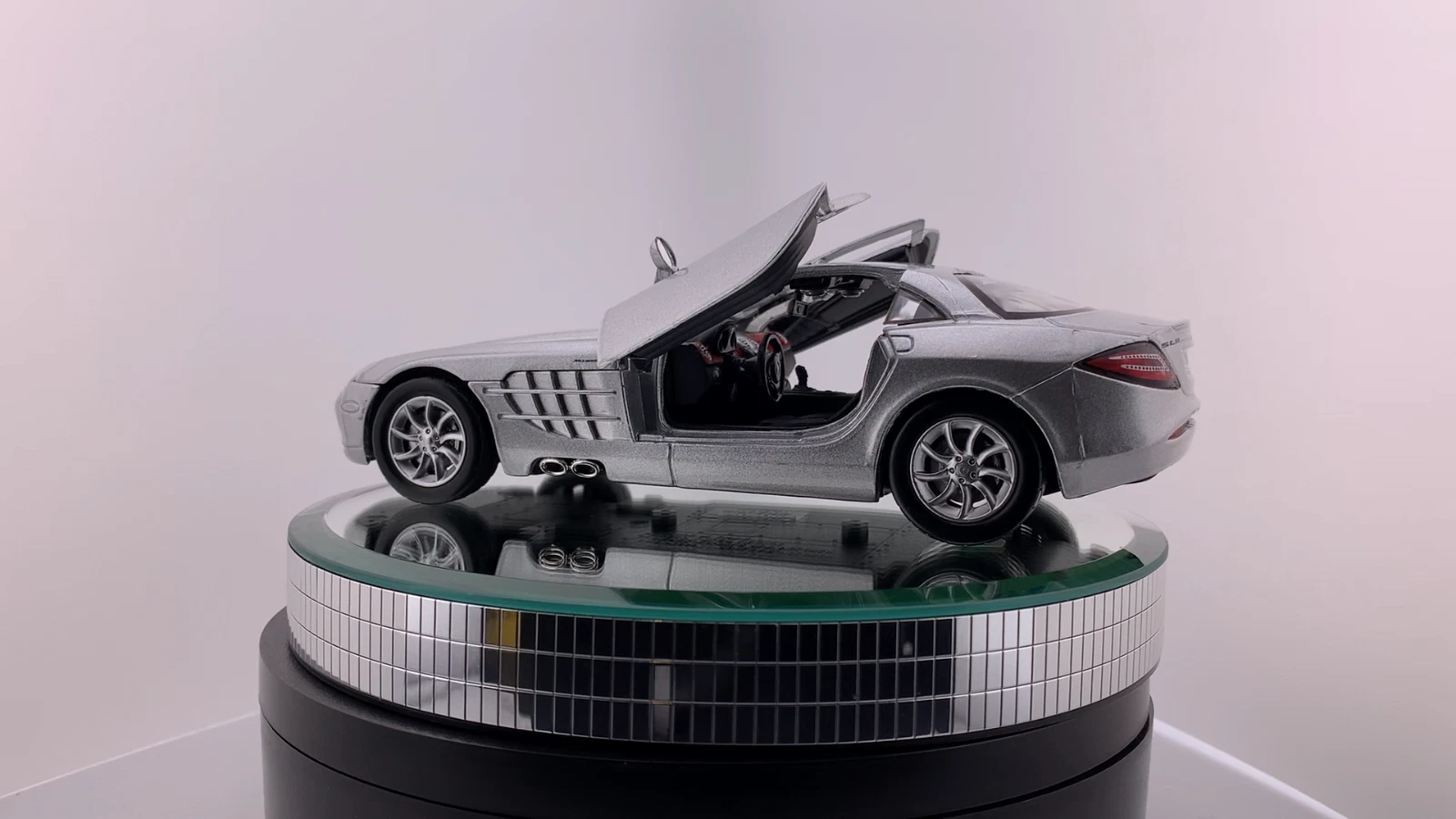 Mercedes-Benz SLR McLaren Diecast Car 1/24 Motor Max Pre-Ow