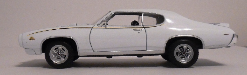 Diecast White 1969 Pontiac GTO 1/24 Welly New