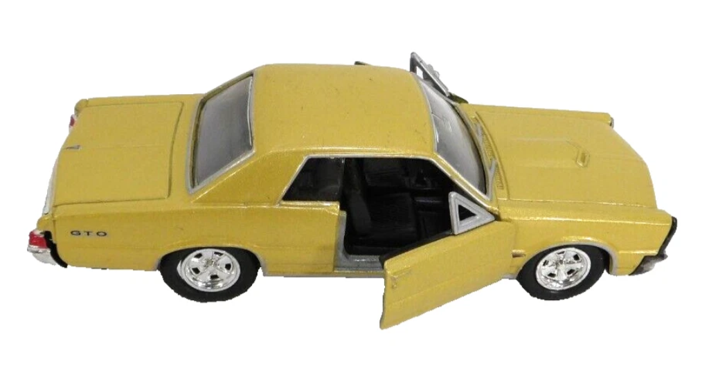 Gold 1965 Pontiac GTO Diecast Car 1/24 Welly New