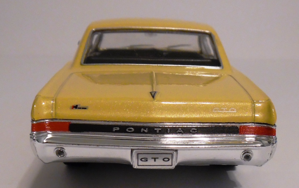 Diecast Gold 1965 Pontiac GTO 1/24 Welly New