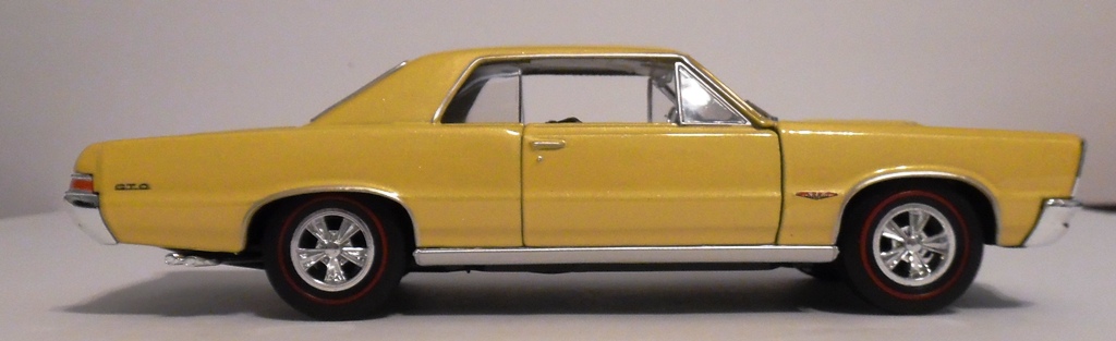 Diecast Gold 1965 Pontiac GTO 1/24 Welly New