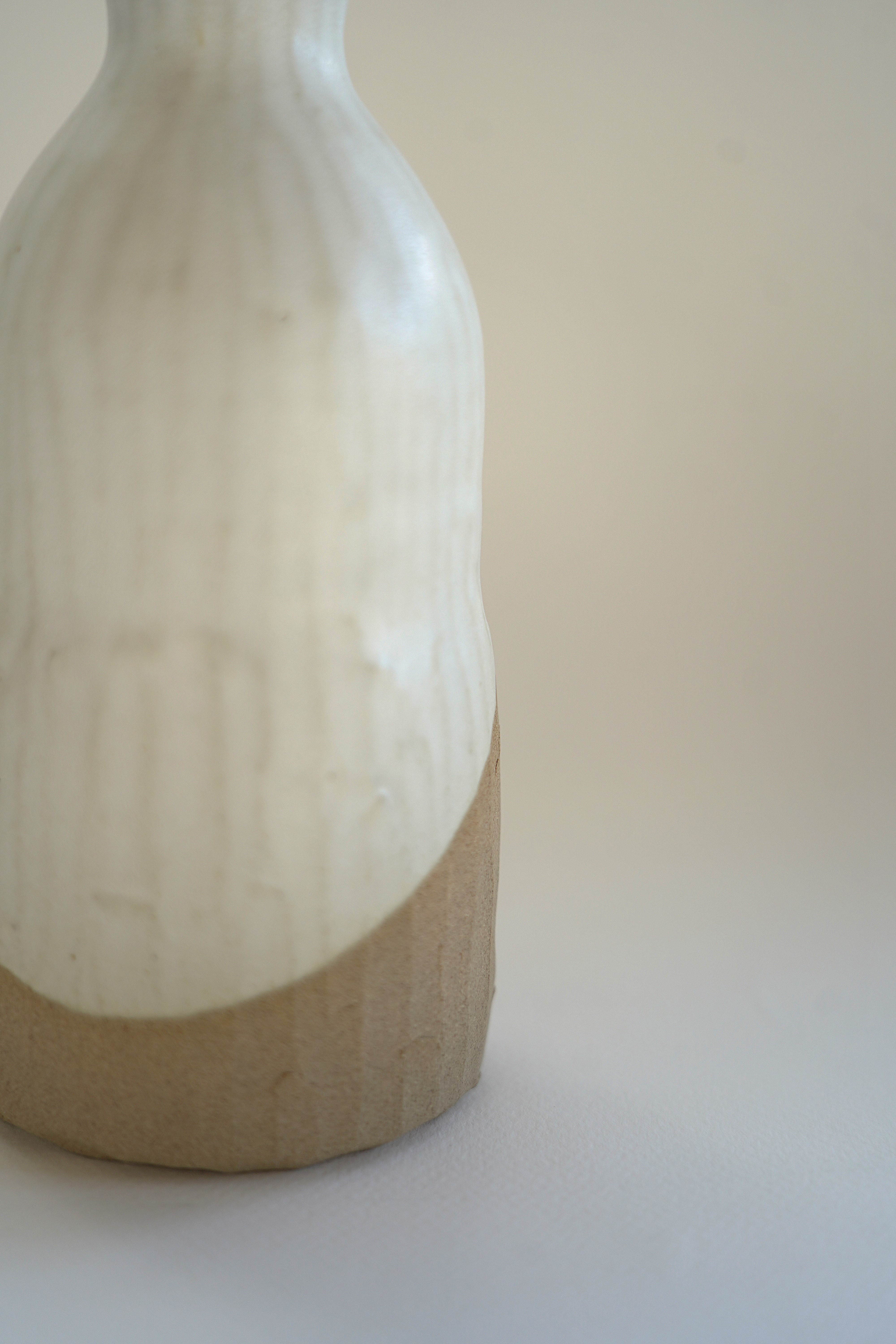Huilier de table en Grès caramel satiné blanc