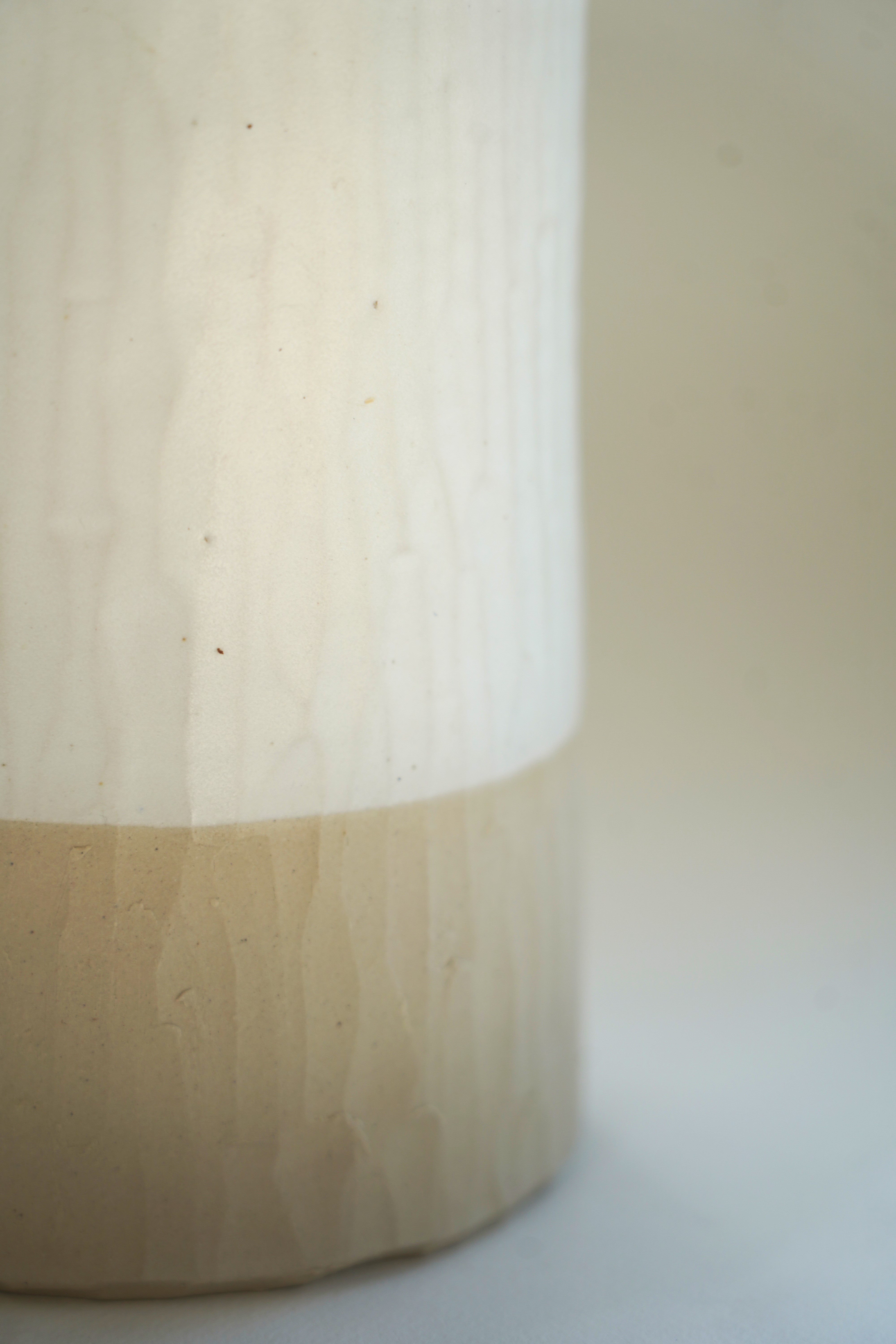 Vase en Grès blanc brut et satiné blanc